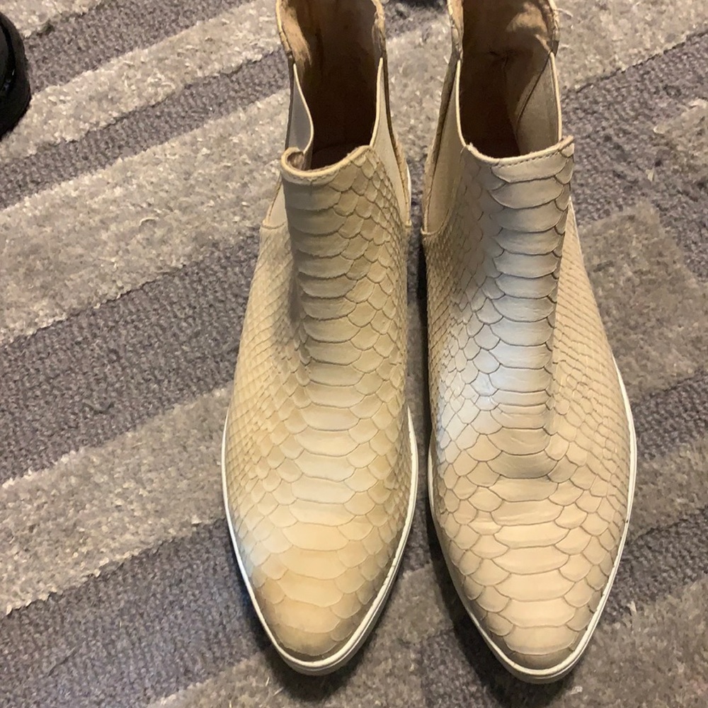 J Slides Shoe